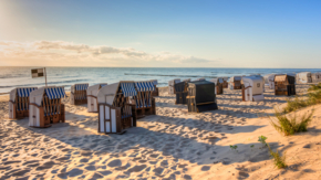 Deutschland Strand Strandkörbe Ostsee Foto iStock mije_shots